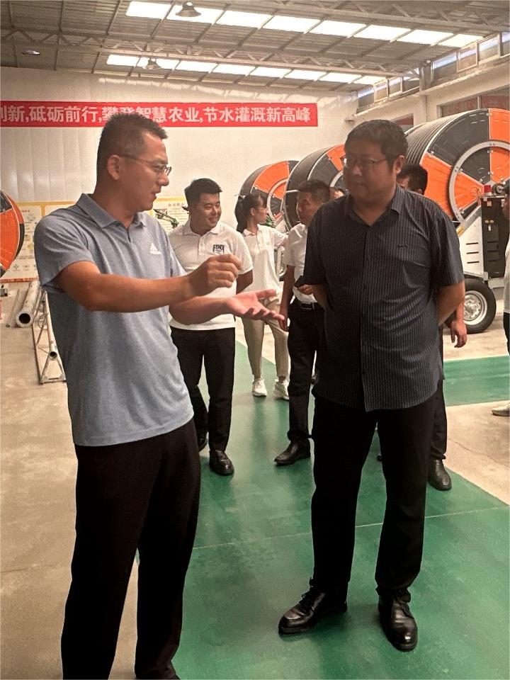 六月二十七日，臨沂市郯城縣農業(yè)農村局副局長(cháng)呂杰，帶領(lǐng)局機關(guān)高標準農田建設負責人及施工標段經(jīng)理，來(lái)到兗州浩坤潤土水利設備有限公司，就機井灌溉射頻控制器的生產(chǎn)，質(zhì)量情況進(jìn)行考查。